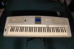 Yamaha DGX 305 - SOLD